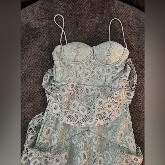 Asos Trendyol tiered lace maxi dress in sage green - Picture 4 of 5